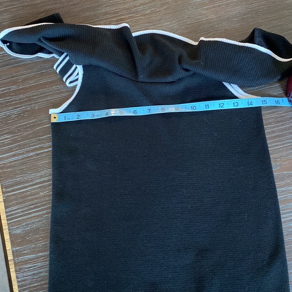 Ladies Banana Republic, black and white, cold shoulder knitted blouse. - Picture 6 of 9